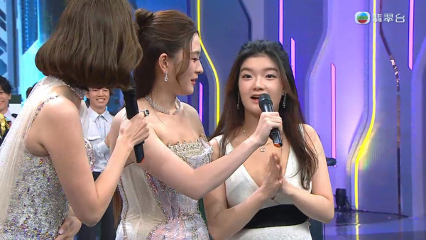 TVB台慶2025｜聲秀學員低胸震撼全場一戰成名 20歲偉大身材頻頻怕羞擋胸引熱議