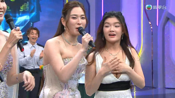 TVB台慶2025｜聲秀學員低胸震撼全場一戰成名 20歲偉大身材頻頻怕羞擋胸引熱議