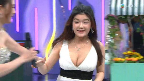 TVB台慶2025｜聲秀學員低胸震撼全場一戰成名 20歲偉大身材頻頻怕羞擋胸引熱議