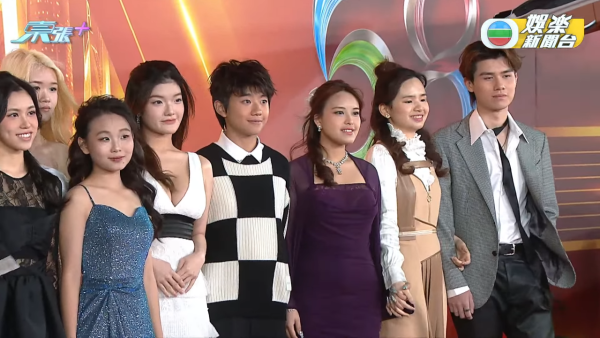 TVB台慶2025｜聲秀學員低胸震撼全場一戰成名 20歲偉大身材頻頻怕羞擋胸引熱議