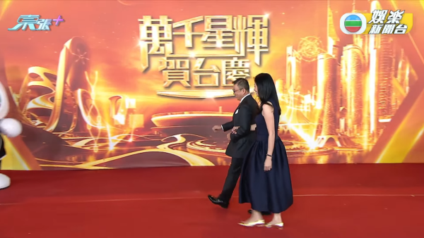 TVB台慶2025｜許濤主席夫人罕有現身優雅亮相 前澳門小姐季軍凍齡狀態氣質出眾