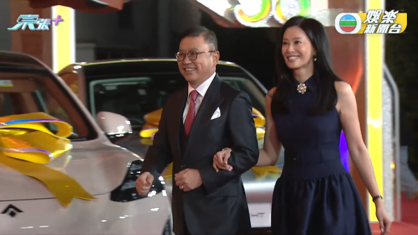 TVB台慶2025｜許濤主席夫人罕有現身優雅亮相 前澳門小姐季軍凍齡狀態氣質出眾