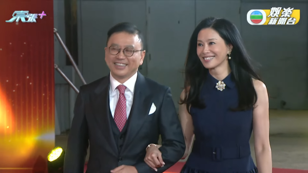 TVB台慶2025｜許濤主席夫人罕有現身優雅亮相 前澳門小姐季軍凍齡狀態氣質出眾