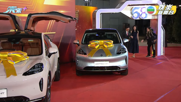 TVB台慶2025|許濤主席夫人罕有現身優雅亮相 前澳門小姐季軍凍齡狀態氣質出眾