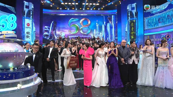 TVB台慶2025|大合照一線小生花旦企位得寵見真章 呢位被流放後終於強勢回歸