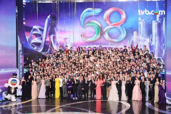 TVB台慶2025|大合照一線小生花旦企位得寵見真章 呢位被流放後終於強勢回歸