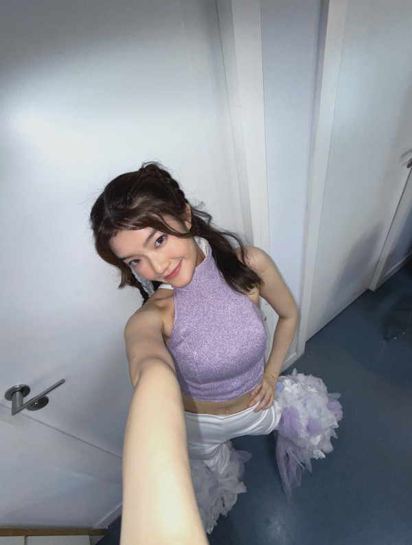 TVB台慶2025｜聲秀學員低胸震撼全場一戰成名 20歲偉大身材頻頻怕羞擋胸引熱議