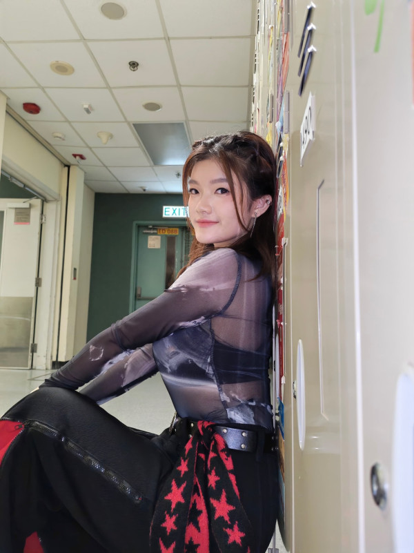 TVB台慶2025｜聲秀學員低胸震撼全場一戰成名 20歲偉大身材頻頻怕羞擋胸引熱議