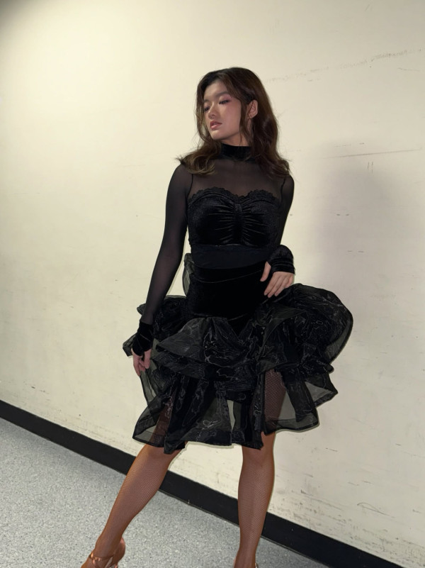 TVB台慶2025｜聲秀學員低胸震撼全場一戰成名 20歲偉大身材頻頻怕羞擋胸引熱議