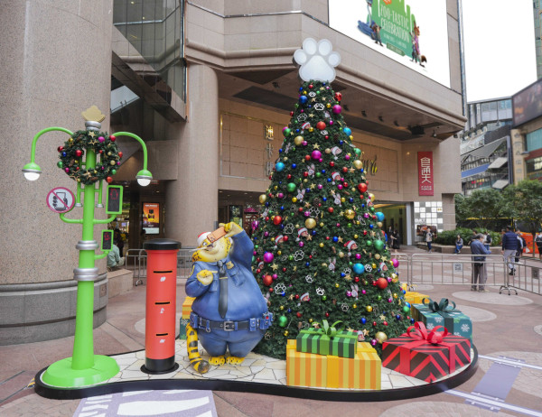 聖誕樹打卡2025|全港10+特色聖誕樹懶人包!中環20米高巨型聖誕樹、迪士尼夢幻飄雪聖誕樹(持續更新)