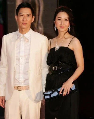 關詠荷孖老公情侶裝被野生捕獲！60歲零醫美狀態驚人 證明張家輝無講錯