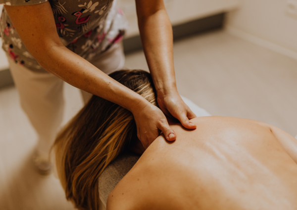 按摩揼骨隨時變中風？醫生警告：頸部「1個危險區域」必須避開！附正確按摩法