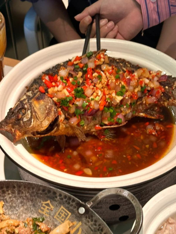  費大廚 香酥大鯽魚。圖片來源：小紅書@麻球不加油