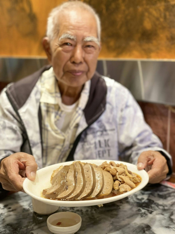 《美女廚房》周中師傅76歲近照曝光!眉髮全白身形清減 曾患腎衰竭引擔憂