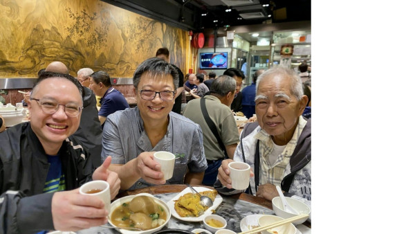 《美女廚房》周中師傅76歲近照曝光!眉髮全白身形清減 曾患腎衰竭引擔憂