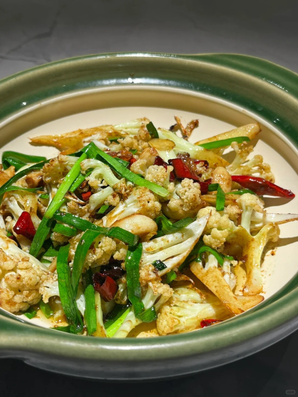 費大廚 橄欖油炒花菜。圖片來源：小紅書@真的備忘錄