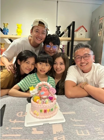 楊偲泳罕有高調放閃晒張振朗合照洩蜜 嘉年華贏盡4袋公仔私下互動甜到漏