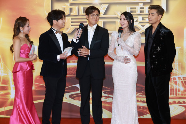 TVB台慶2025|大合照一線小生花旦企位得寵見真章 呢位被流放後終於強勢回歸