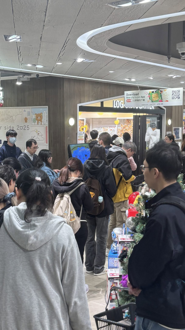 九龍塘又一城現超長人龍！粉絲遊客瘋搶周邊盲盒 網民：原來仲有咁多人鍾意佢！
