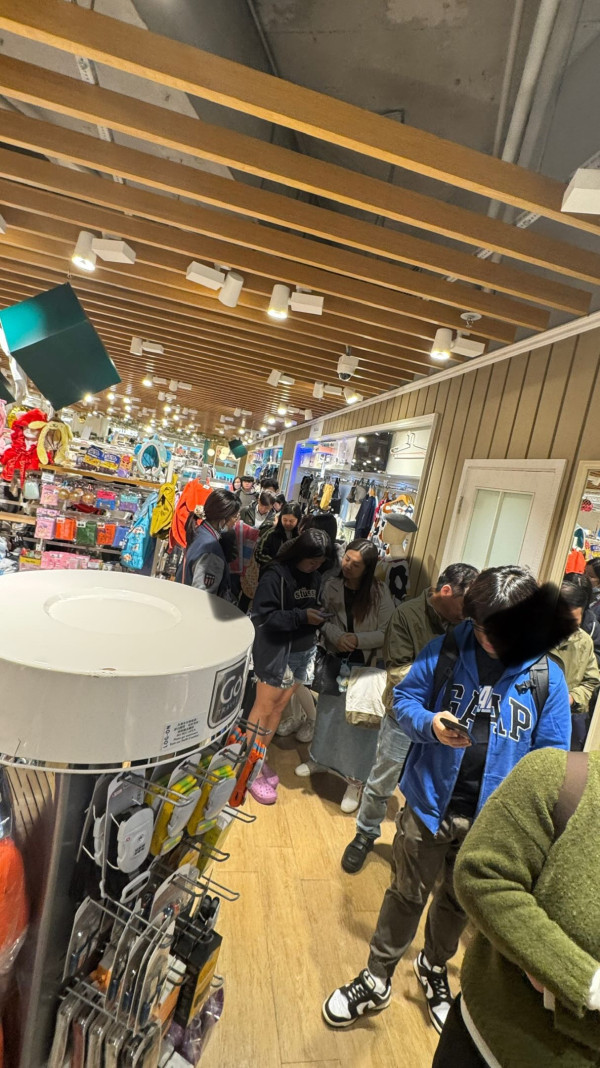 九龍塘又一城現超長人龍！粉絲遊客瘋搶周邊盲盒 網民：原來仲有咁多人鍾意佢！