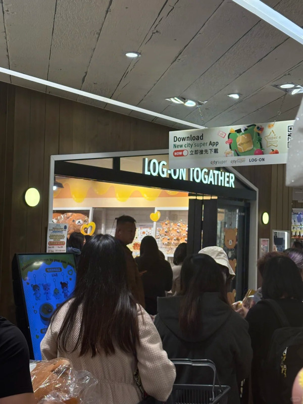 九龍塘又一城現超長人龍！粉絲遊客瘋搶周邊盲盒 網民：原來仲有咁多人鍾意佢！