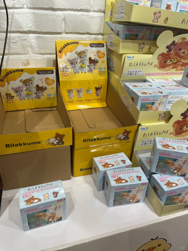 九龍塘又一城現超長人龍！粉絲遊客瘋搶周邊盲盒 網民：原來仲有咁多人鍾意佢！