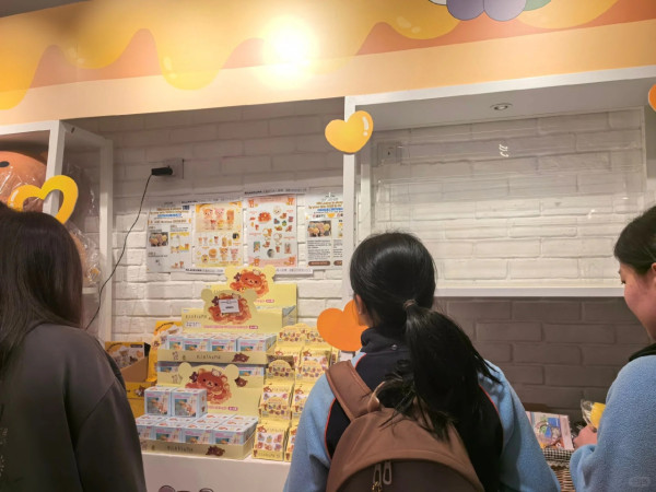 九龍塘又一城現超長人龍！粉絲遊客瘋搶周邊盲盒 網民：原來仲有咁多人鍾意佢！