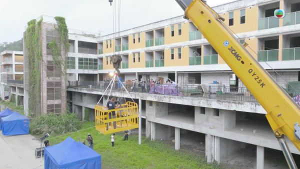 新聞女王2｜劇組升降平台倒塌意外改編自真實事件 總監製鍾澍佳為業內基層發聲
