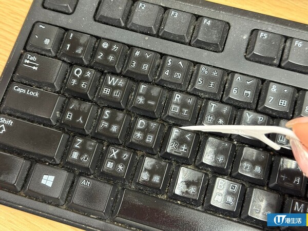 清潔神物｜牙線棒用完勿棄！記者實測「隱藏用法」刮出千年老泥　專家：3大隱藏用法