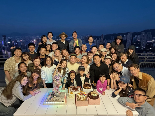 蔡卓妍阿Sa生日派對新戀情高調放閃！與男友甜蜜同框合照幸福滿瀉