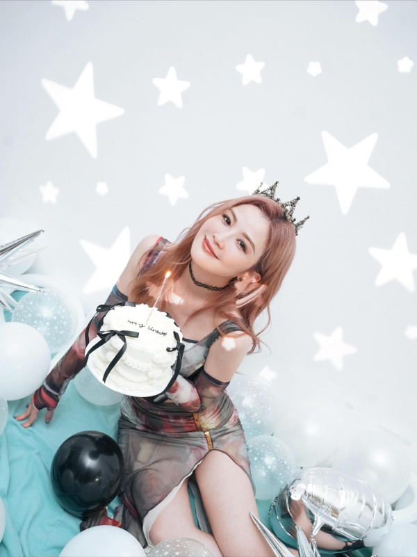 蔡卓妍阿Sa生日派對新戀情高調放閃！與男友甜蜜同框合照幸福滿瀉