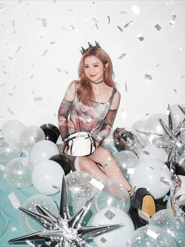 蔡卓妍阿Sa生日派對新戀情高調放閃！與男友甜蜜同框合照幸福滿瀉