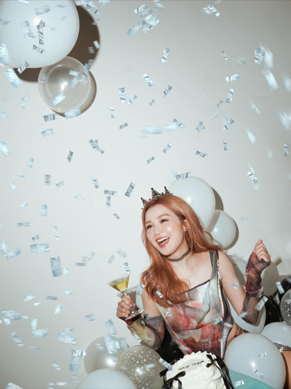 蔡卓妍阿Sa生日派對新戀情高調放閃！與男友甜蜜同框合照幸福滿瀉