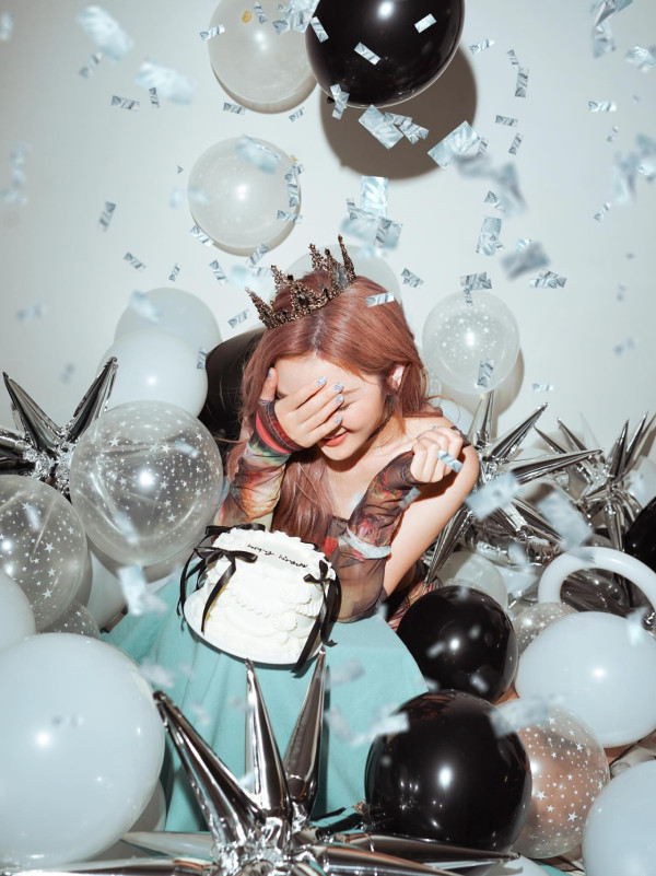 蔡卓妍阿Sa生日派對新戀情高調放閃！與男友甜蜜同框合照幸福滿瀉