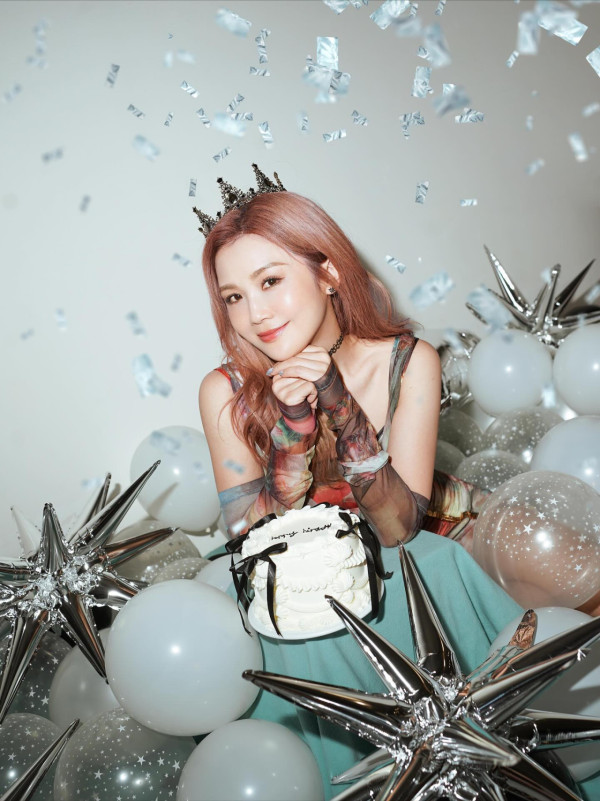 蔡卓妍阿Sa生日派對新戀情高調放閃！與男友甜蜜同框合照幸福滿瀉