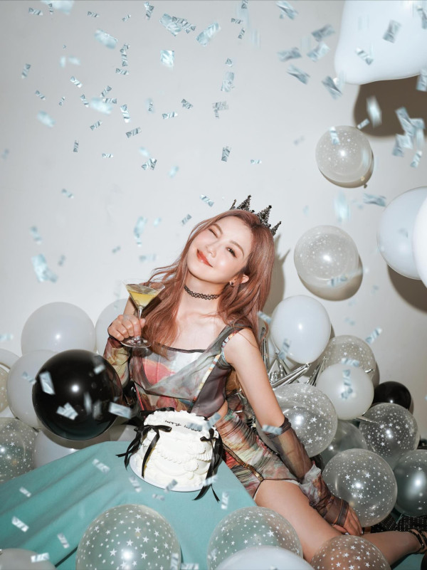 蔡卓妍阿Sa生日派對新戀情高調放閃！與男友甜蜜同框合照幸福滿瀉