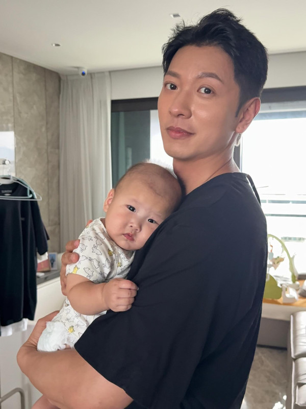 馮盈盈激罕曝光14年前中學青澀舊照！重返母校今昔對比照當年撞樣高鈞賢