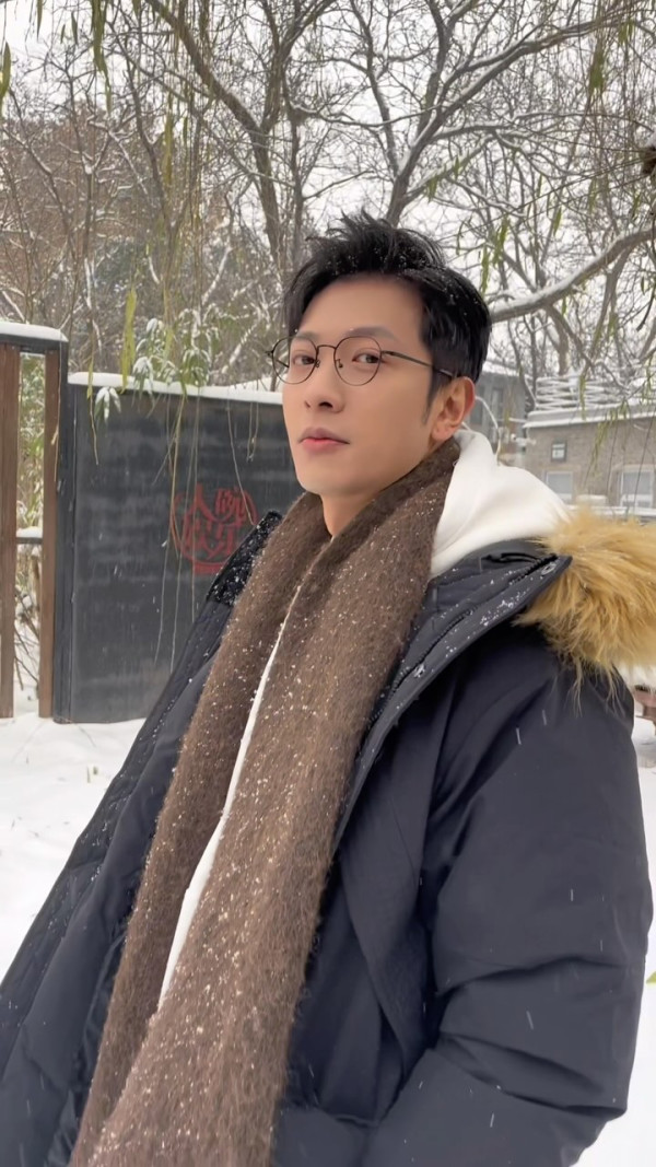 馮盈盈激罕曝光14年前中學青澀舊照！重返母校今昔對比照當年撞樣高鈞賢