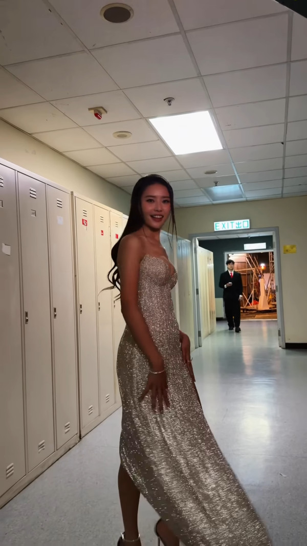 戴祖儀谷胸相瘋傳自信認胸前負擔太重 後台仆親連環圖更洶湧睇到嘩嘩聲