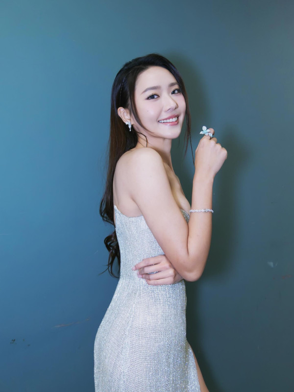 戴祖儀谷胸相瘋傳自信認胸前負擔太重 後台仆親連環圖更洶湧睇到嘩嘩聲