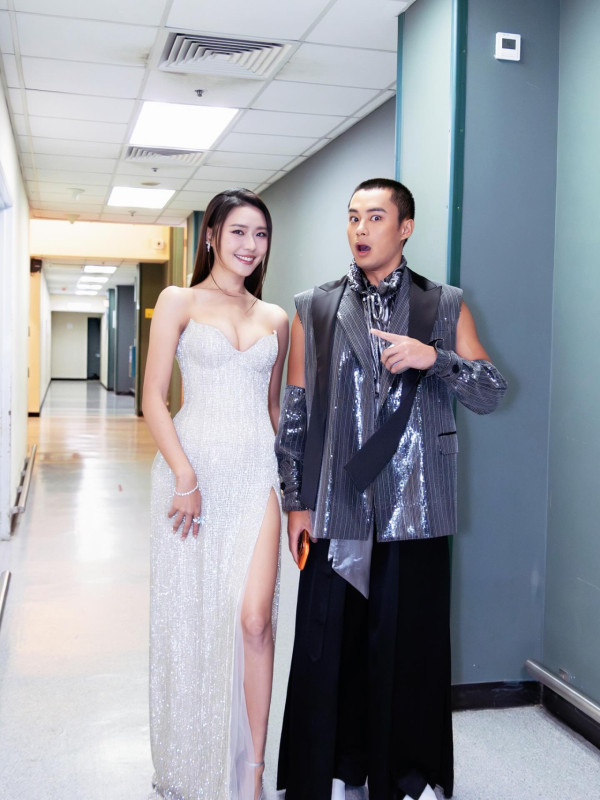 戴祖儀谷胸相瘋傳自信認胸前負擔太重 後台仆親連環圖更洶湧睇到嘩嘩聲