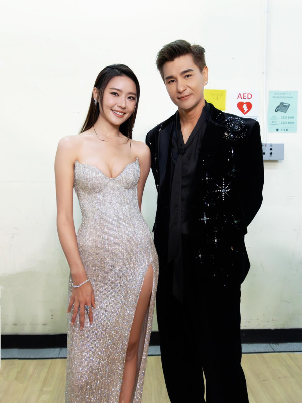 戴祖儀谷胸相瘋傳自信認胸前負擔太重 後台仆親連環圖更洶湧睇到嘩嘩聲