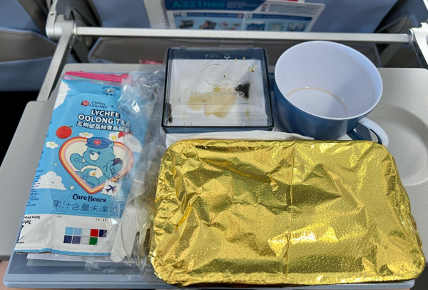 食完飛機餐勿疊起方便收盤。