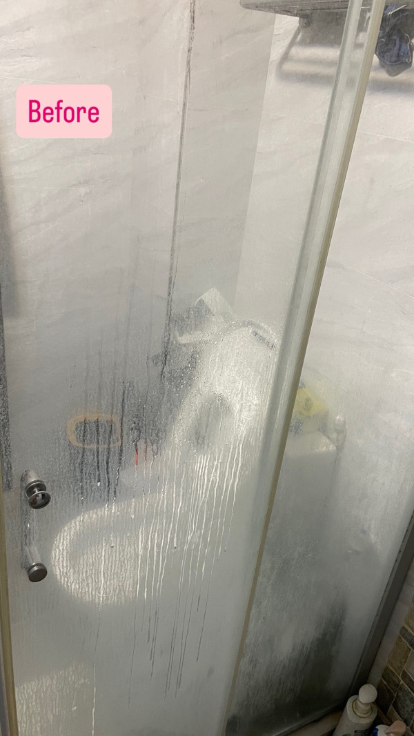 慳家男實測過期白醋清潔浴室皂垢！直噴5分鐘即見效：超級乾淨又不傷手！附白醋10大隱藏用法