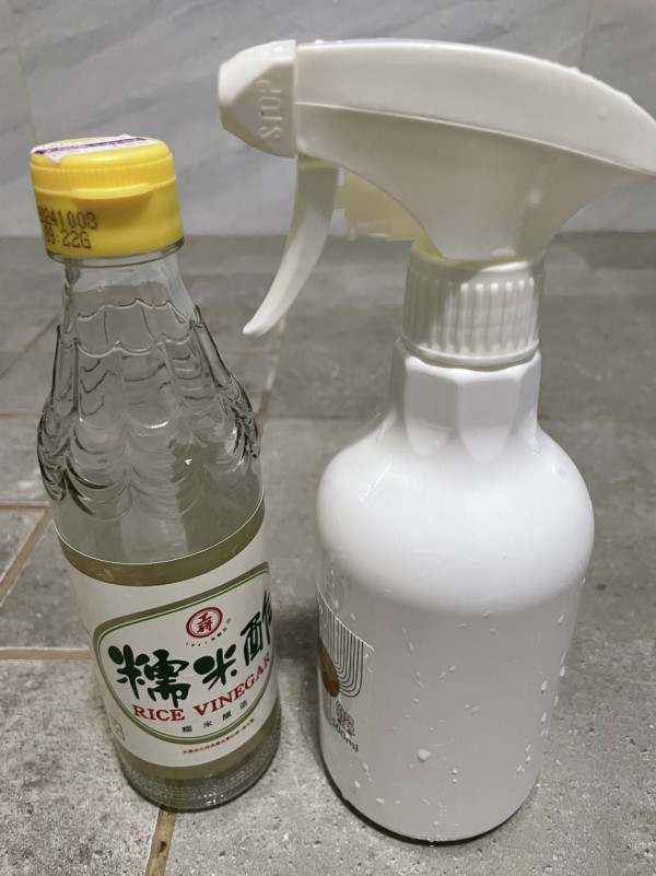 慳家男實測過期白醋清潔浴室皂垢！直噴5分鐘即見效：超級乾淨又不傷手！附白醋10大隱藏用法