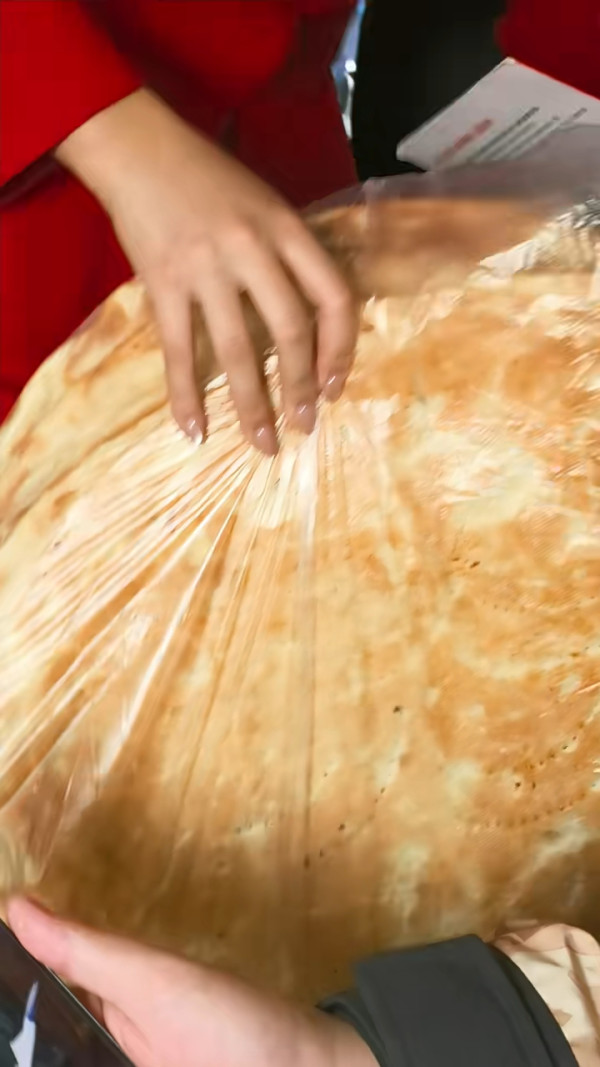 車轆咁大!飛機乘客帶燒餅登機塞爆行李架 空姐托舉慘被淹沒