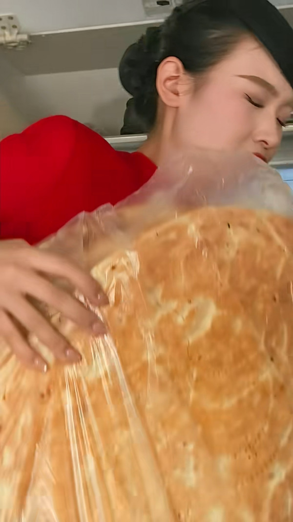 車轆咁大!飛機乘客帶燒餅登機塞爆行李架 空姐托舉慘被淹沒