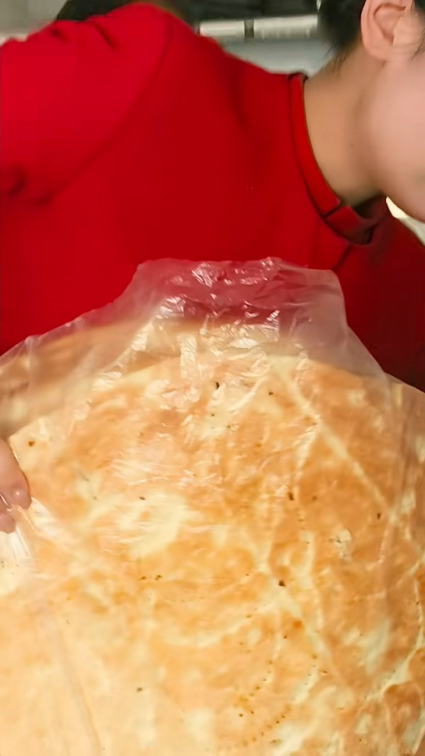 車轆咁大!飛機乘客帶燒餅登機塞爆行李架 空姐托舉慘被淹沒