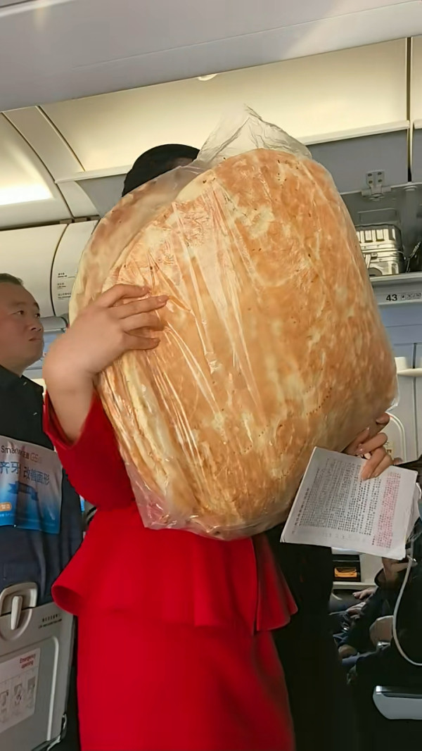 車轆咁大!飛機乘客帶燒餅登機塞爆行李架 空姐托舉慘被淹沒