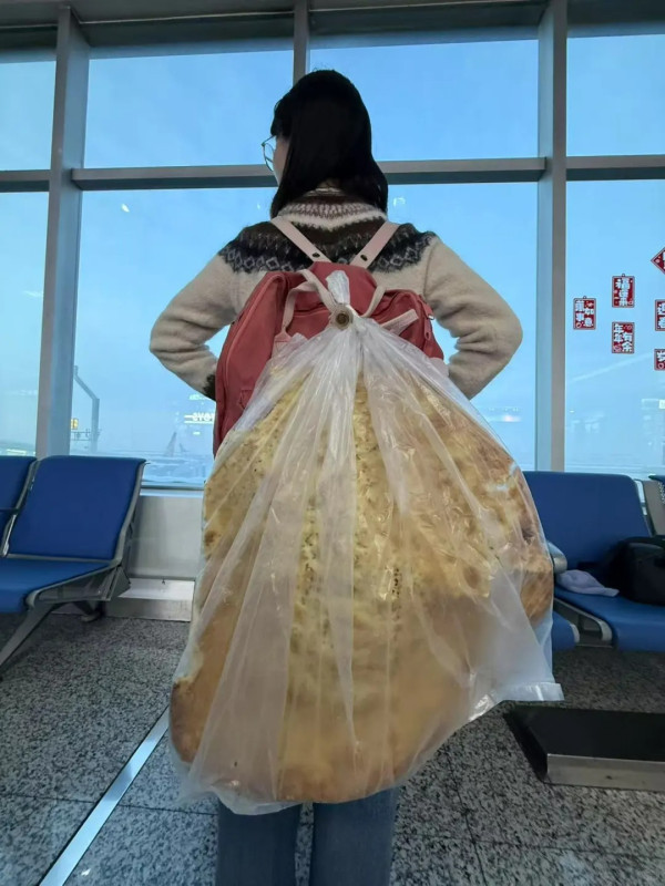 車轆咁大!飛機乘客帶燒餅登機塞爆行李架 空姐托舉慘被淹沒